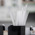 Industriële extrusie van kunststofmaterialen met machines en producten in een fabriek.