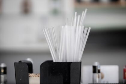 Industriële extrusie van kunststofmaterialen met machines en producten in een fabriek.