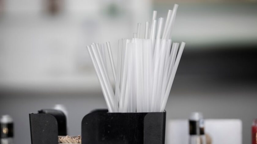 Industriële extrusie van kunststofmaterialen met machines en producten in een fabriek.