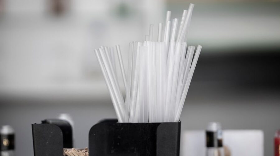 Industriële extrusie van kunststofmaterialen met machines en producten in een fabriek.