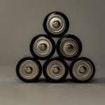 Een moderne thuisbatterij die energie opslaat in een woning, ideaal voor gebruik met zonnepanelen.