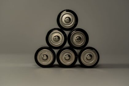 Een moderne thuisbatterij die energie opslaat in een woning, ideaal voor gebruik met zonnepanelen.