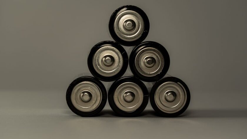Een moderne thuisbatterij die energie opslaat in een woning, ideaal voor gebruik met zonnepanelen.