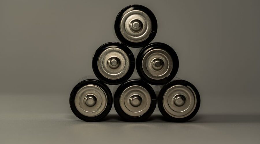 Een moderne thuisbatterij die energie opslaat in een woning, ideaal voor gebruik met zonnepanelen.