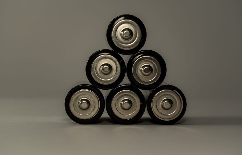 Een moderne thuisbatterij die energie opslaat in een woning, ideaal voor gebruik met zonnepanelen.