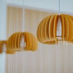 Lampes suspendues en bois dans un intérieur moderne, ajoutant charme et chaleur à la décoration.