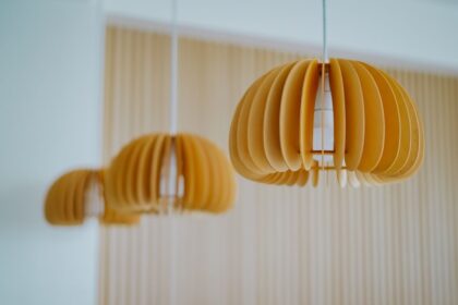 Lampes suspendues en bois dans un intérieur moderne, ajoutant charme et chaleur à la décoration.