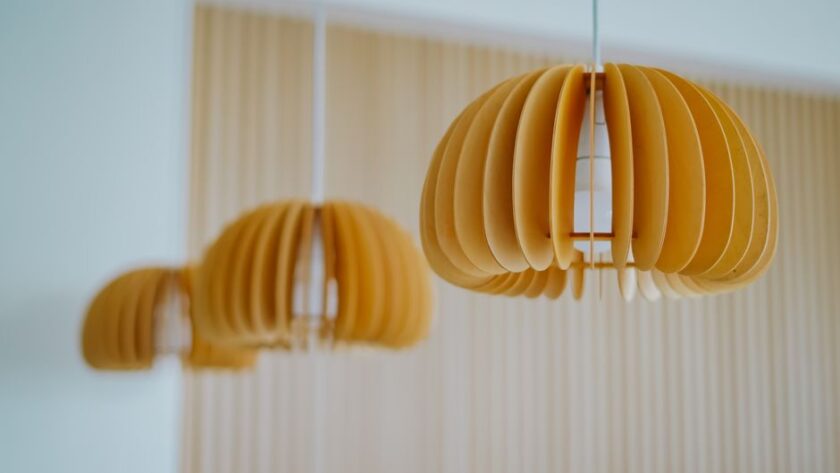 Lampes suspendues en bois dans un intérieur moderne, ajoutant charme et chaleur à la décoration.