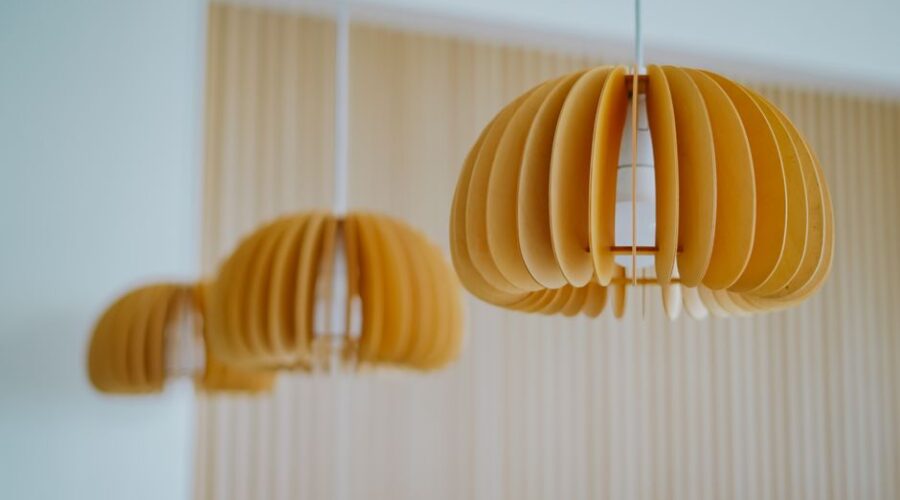 Lampes suspendues en bois dans un intérieur moderne, ajoutant charme et chaleur à la décoration.